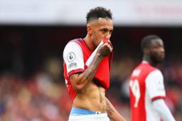 Pierre-Emerick Aubameyang no es más capitán del Arsenal.