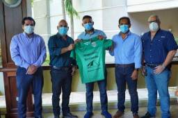 Emilio Izaguirre en su presentación como nuevo jugador de Marathón.