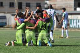 Los jugadores de Real de Minas celebra uno de los tantos ante Platense. Foto: Marvin Salgado.