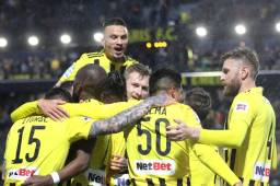 Futbolistas del Aris FC celebrando su anotación este domingo en Grecia