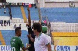 Héctor Vargas cuando era expulsado de la cancha por Óscar Moncada.