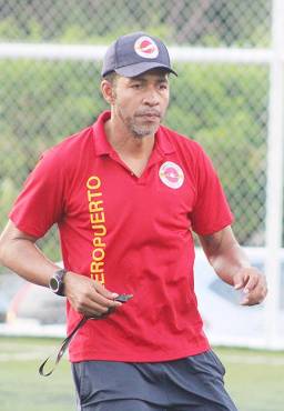 Edoardo Isella tiene 44 años y realiza su formación entrenador en el club Aeropuerto FC.