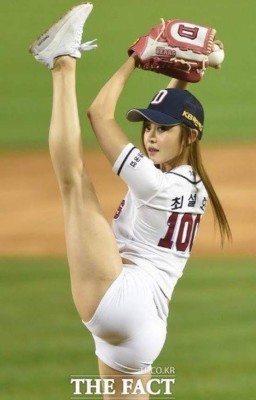 El sensual saque de la coreana de Chon Seol Hwa