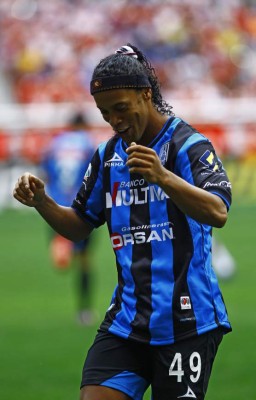 Ronaldinho anota su primer gol con Querétaro