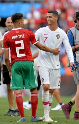 Destrozados: Las desgarradoras imágenes de marroquíes en Rusia y la felicidad de Cristiano