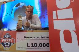 Grant posa para el lente de DIEZ junto a sus premios tras ganar por primera vez el Rey del Fifón Diez. Foto: Alex Pérez