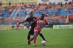 Marvin Bernárdez controla el esférico ante la marca de Óscar Salas en el juego de ida en el estadio Ceibeño. Foto: Edgar Witty