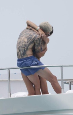 Exfutbolista del Barcelona derrocha pasión con su preciosa esposa en Ibiza y sorprende con enorme tatuaje