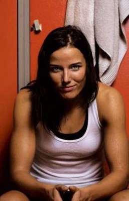 La novia de Roger Espinoza y una hondureña entre las futbolistas más bonitas del mundo
