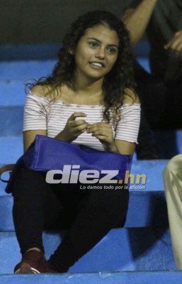 ¡PRECIOSAS! Las bellas chicas que llegaron al estadio Morazán