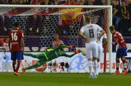 Keylor Navas se estira hasta alcanzar el remate realizado por Antoine Griezmann desde el punto penal.