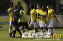 El portero del Victoria Jhon Bodden se molestó con el silbante Marlon Díaz por un penal que pitó al minuto 86 del juego ante Vida. Le lanzó un cabezazo y varios empujones. Fotos Javier Rosales