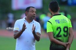 Raúl Cáceres muy atento a las instrucciones con Juan Ramón Mejía. Foto Ronal Aceituno