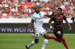 Adolfo Machado se ha convertido en el líder de la defensa del Saprissa. (Foto:Nacion)
