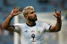 Argentina's Sergio Aguero celebrates after scoring against Qatar during their Copa America football tournament group match at the Gremio Arena in Porto Alegre, Brazil, on June 23, 2019. (Photo by Jeferson Guareze / AFP)