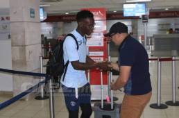 Rubilio Castillo atiende a uno de los aficionados que se acercó para saludar previo a abordar el avión rumbo a Estados Unidos. Foto: Ronal Aceituno
