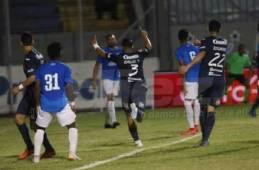 Emilio Izaguirre celebra su quinto gol con Motagua en la Liga Nacional de Honduras. Foto: Alex Pérez