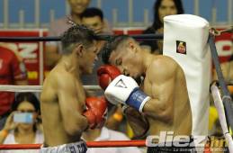 Ell boxeador hondureño Fernando 'Cadejo' Durón venció por decisión unánime al nicaraguense Johnson 'Machine' Téllez en pelea realizada en el Gimnasio Municipal de San Pedro Sula. Foto Melvin Cubas.