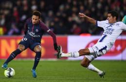 Paris Saint-Germain's Brazilian forward Neymar (L) vies with Troyes' defender Francois Bellugou during the French L1 football match between Paris Saint-Germain (PSG) and Troyes at the Parc des Princes stadium in Paris on November 29, 2017. / AFP PHOTO / FRANCK FIFE