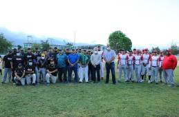 El alacalde sampedrano, Roberto Contreras, compartió con los deportistas en la inauguración del certamen de béisbol en la cancha del Complejo Olímpico.