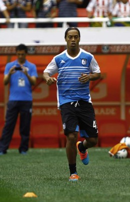 Ronaldinho anota su primer gol con Querétaro