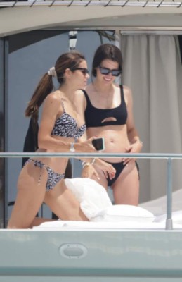 Exfutbolista del Barcelona derrocha pasión con su preciosa esposa en Ibiza y sorprende con enorme tatuaje