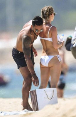 Los cracks del fútbol vacacionan y uno 'engaña' a su mujer en pleno vuelo