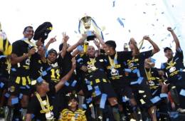 Julio 'Palomo' Rodríguez ganó dos títulos con Real España, aquí levantando la copa del Apertura 2013 conseguida en Tocoa. Foto DIEZ