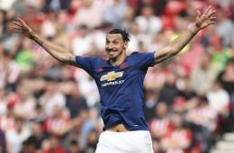 El delantero sueco Zlatan ayudó al Manchester United ante el Sunderland.