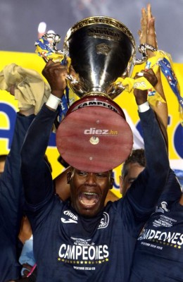 ¡Del llanto de tristeza a la felicidad! Rubilio Castillo cierra un semestre agridulce