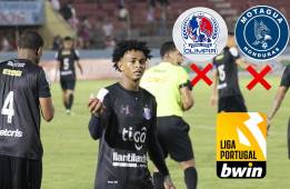 Sacaza inició su carrera en el Pinares de la segunda división del fútbol de Honduras para luego pasar al Honduras Progreso.