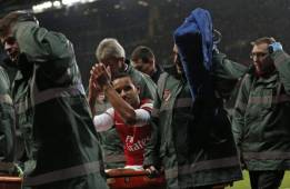 Theo Walcott fue sacado en camilla el sábado durante el juego de Copa FA ante Tottenham. (Foto: AFP)