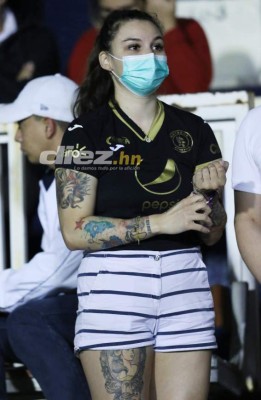 No se vio por TV: Con camiseta de Olimpia apoyando a Motagua, el beso y el 'invitado' en el palco