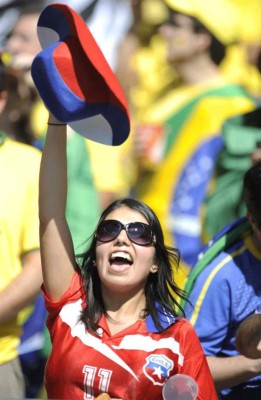 Aficionados disfrutan el Mundial a ritmo de samba.