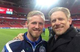 'Padre de un campeón de la Premier League', dice ahora en el perfil de Peter Schmeichel en Twitter.