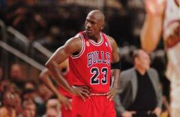 El seis veces campeón de la NBA, Michael Jordan, que se retiró en 2003, incluyendo el gigante Nike, recibió 100 millones en regalías por el uso de su nombre y su famosa marca de zapatos deportivos, cuyas ventas aumentaron un 14% en 2015 en los Estados Unidos.
