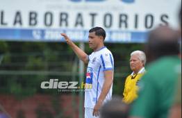Noel Valladares ingresando al juego de leyendas entre Olimpia y Marathón.