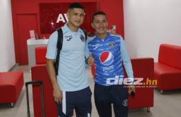 Héctor Castellanos posa junto a un aficionado previo a su salida a Costa Rica. Foto Ronald Aceituno.