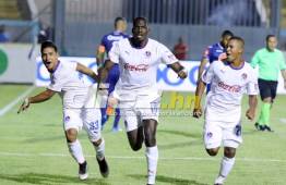 Javier Estupiñán celebra el gol que tiene ganando al Olimpia contra Motagua.