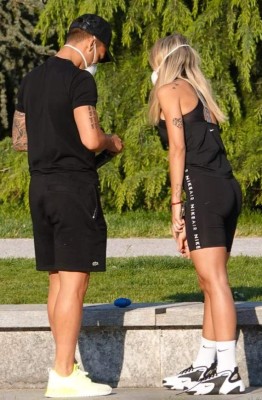 Lautaro Martínez y su espectacular mujer se saltan la cuarentena para pasear a los perros