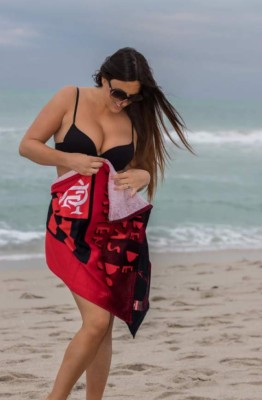 Claudia Romani, la sexy árbitro italiana que 'incendia' las playas de Miami en plena navidad 2019