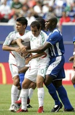 Las fotos polémicas que nos han dejado los choques México-Honduras