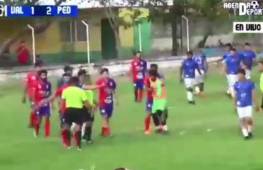 VIDEO: Guardameta pierde los estribos y agrede a árbitro de la Liga Mayor de Honduras