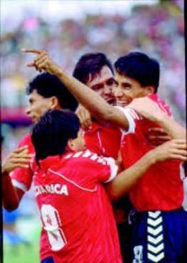 Pastor Fernández celebra tras anotar con la selección de Costa Rica.