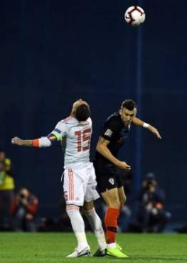 Croatia's forward Ivan Perisic (R) vies with Spain's defender Sergio Ramos during the UEFA Nations League football match between Croatia and Spain at the Maksimir Stadium in Zagreb on November 15, 2108. (Photo by - / AFP)