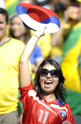 Aficionados disfrutan el Mundial a ritmo de samba.