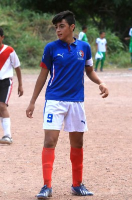 Los niños que son figuras en las polvorientas canchas de Tegucigalpa