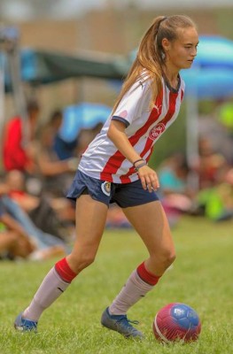 Ale Bellon, la hermosa francesa que juega con las Chivas de la Liga MX Femenil
