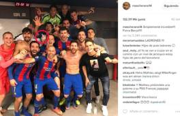 Los jugadores del Barcelona celebrando en el vestidor la clasificación a los cuartos de final de la Champions League y Mathieu hizo la señal polémica.