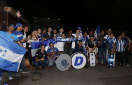 También en el grupo iban miembros de la barra de la Honduras, listos con los bombos. Fotos Moisés Valenzuela.